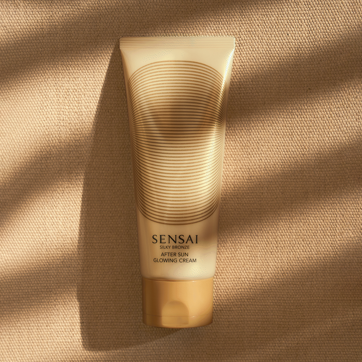 Silky Bronze After Sun Glowing Cream mostrata in un’atmosfera estiva 